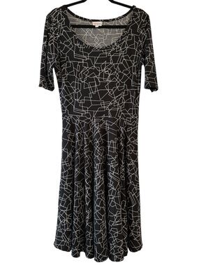 🖤 LuLaRoe Black and White Geometric Patterned Nicole Dress